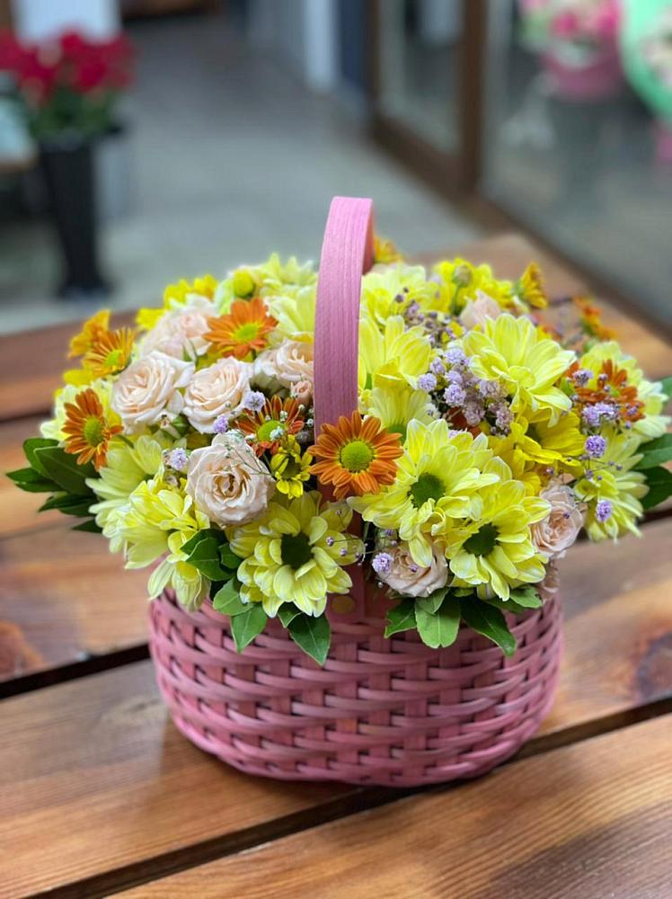 Цветочная композиция из Хризантемы и Розы в корзине в Ладовской Балке