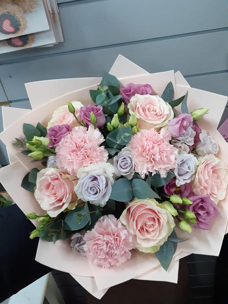 Букет цветов из: Розы, Гвоздики и Лизиантусы в Ладовской Балке