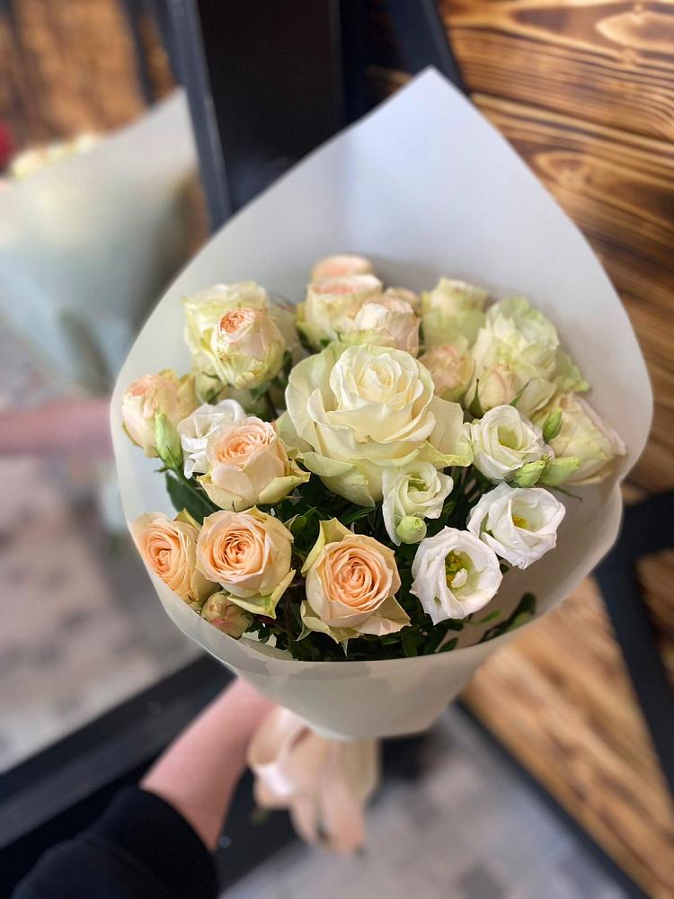 Букет цветов из: Розы и Лизиантусы в Ладовской Балке